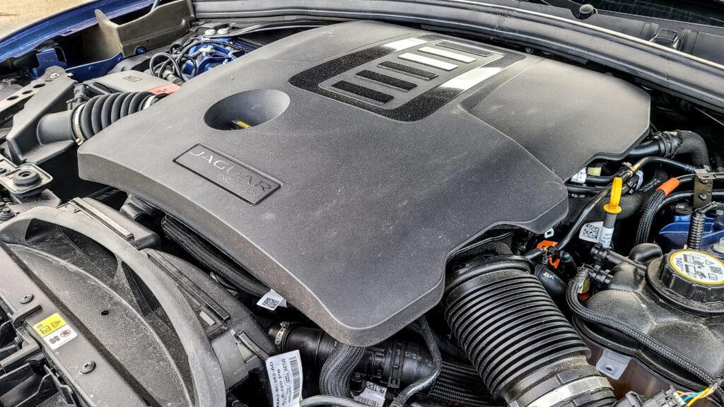 Jaguar F-Pace R Dynamic S engine