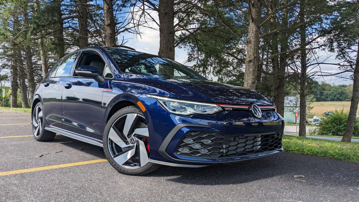 2022 Volkswagen Golf GTI SE hero