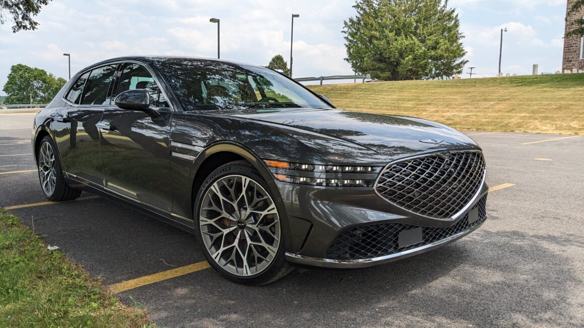 2023 genesis g90 hero