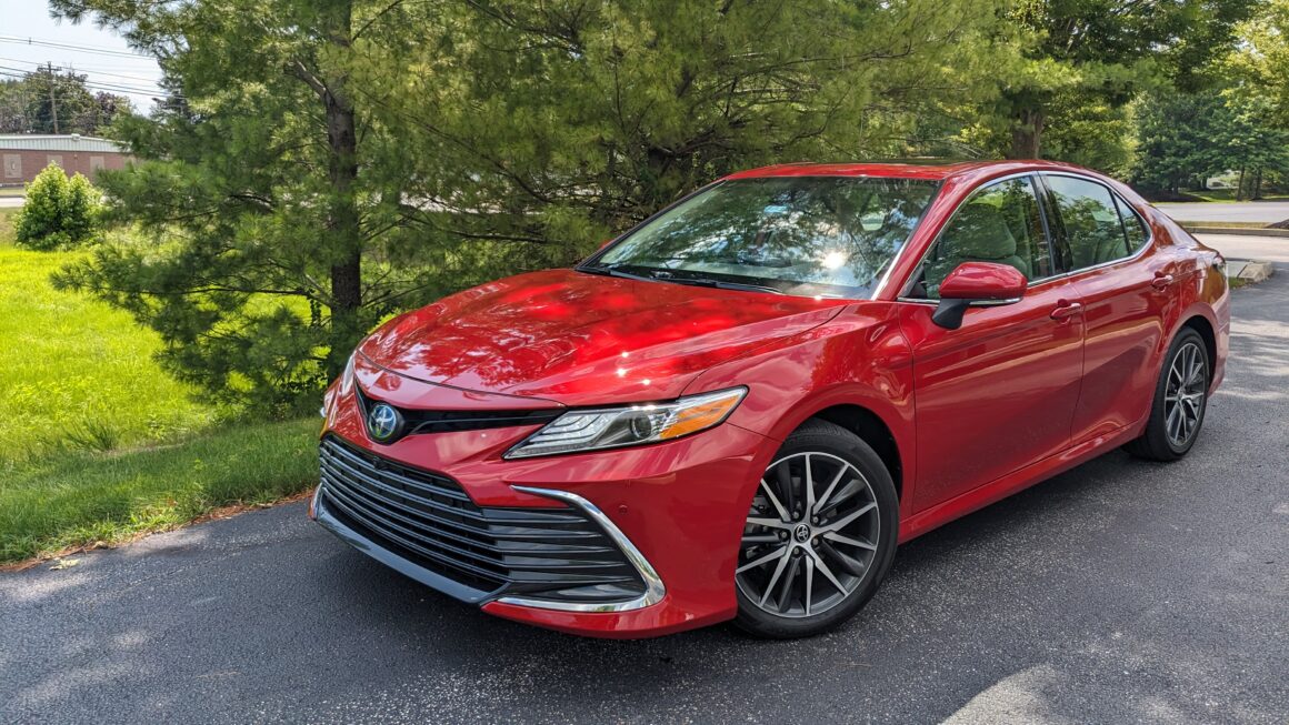 2023 Toyota Camry Hybrid XLE hero