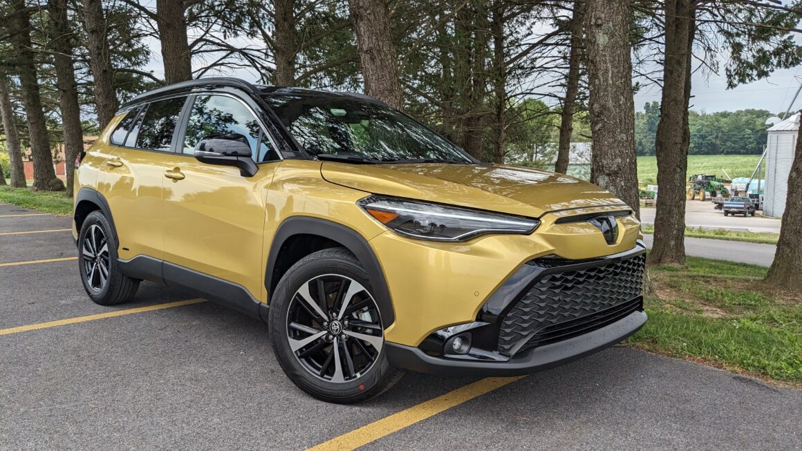 2023 Toyota Corolla Cross Hybrid XSE hero