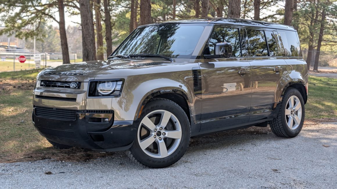 2026 Land Rover Defender 110 X-Dynamic SE hero
