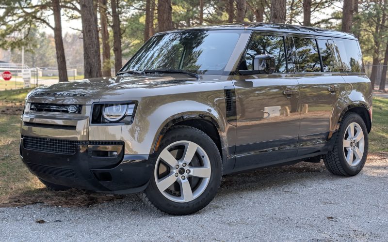 2026 Land Rover Defender 110 X-Dynamic SE hero